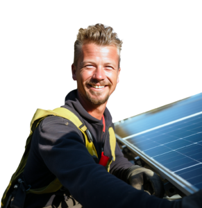 Foto van een vrolijke installateur die werkt aan een zonnepaneel en de camera in kijkt.